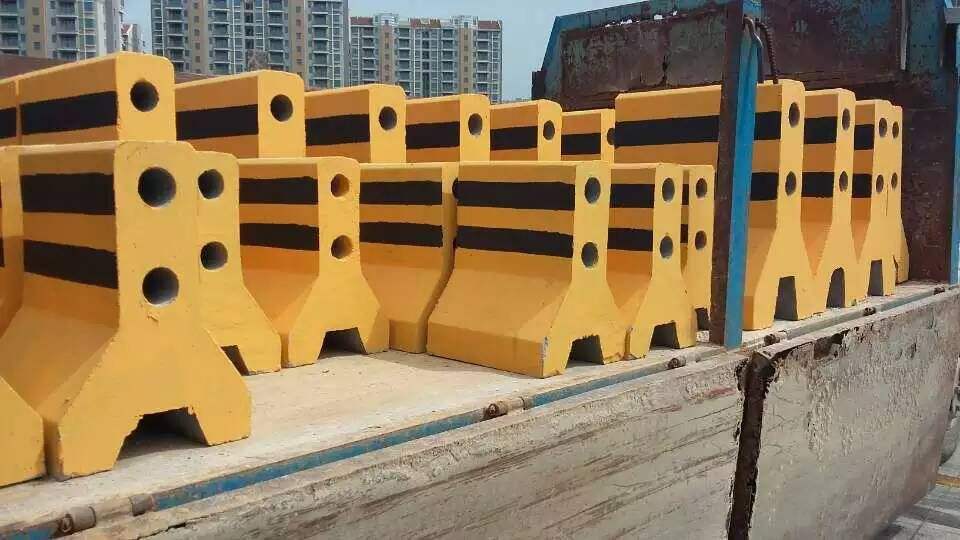 高温下水泥隔离墩如何降温