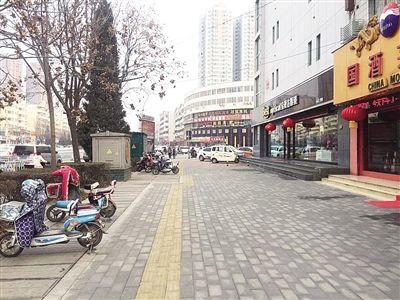 南阳人民北路人行道铺设透水砖 更加平整美观